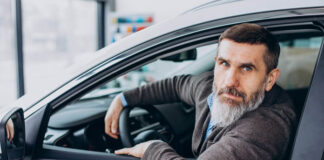 Dlaczego warto kupić auto w salonie samochodowym Dacia