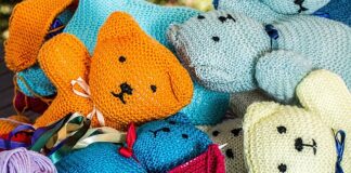 Jak zapakować misia na prezent?