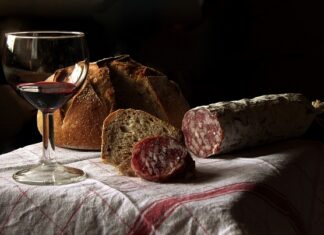 Dlaczego kiełbasa po wędzeniu jest sucha? Dlaczego kiełbasa po wędzeniu jest sucha?