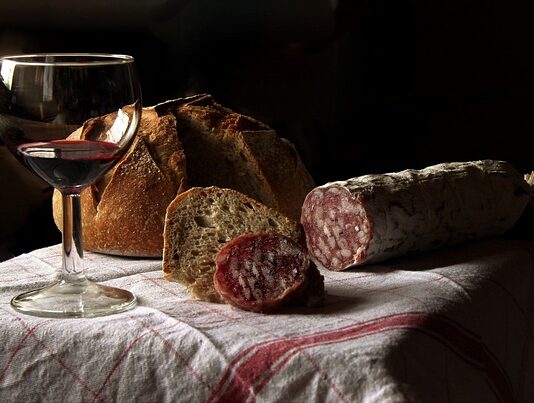 Dlaczego kiełbasa po wędzeniu jest sucha? Dlaczego kiełbasa po wędzeniu jest sucha?