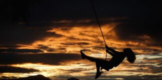 Na czym zawiesić huśtawkę bocianie gniazdo?