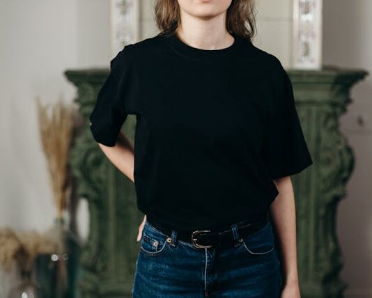 T-shirty damskie i męskie – dlaczego klasyczne koszulki stały się fundamentem nowoczesnej mody? t-shirty