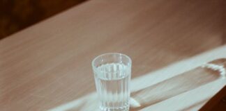 Jak zorganizować zaopatrzenie w wodę w firmie zgodnie z przepisami BHP i nie przepłacić woda dla biura w Koninie